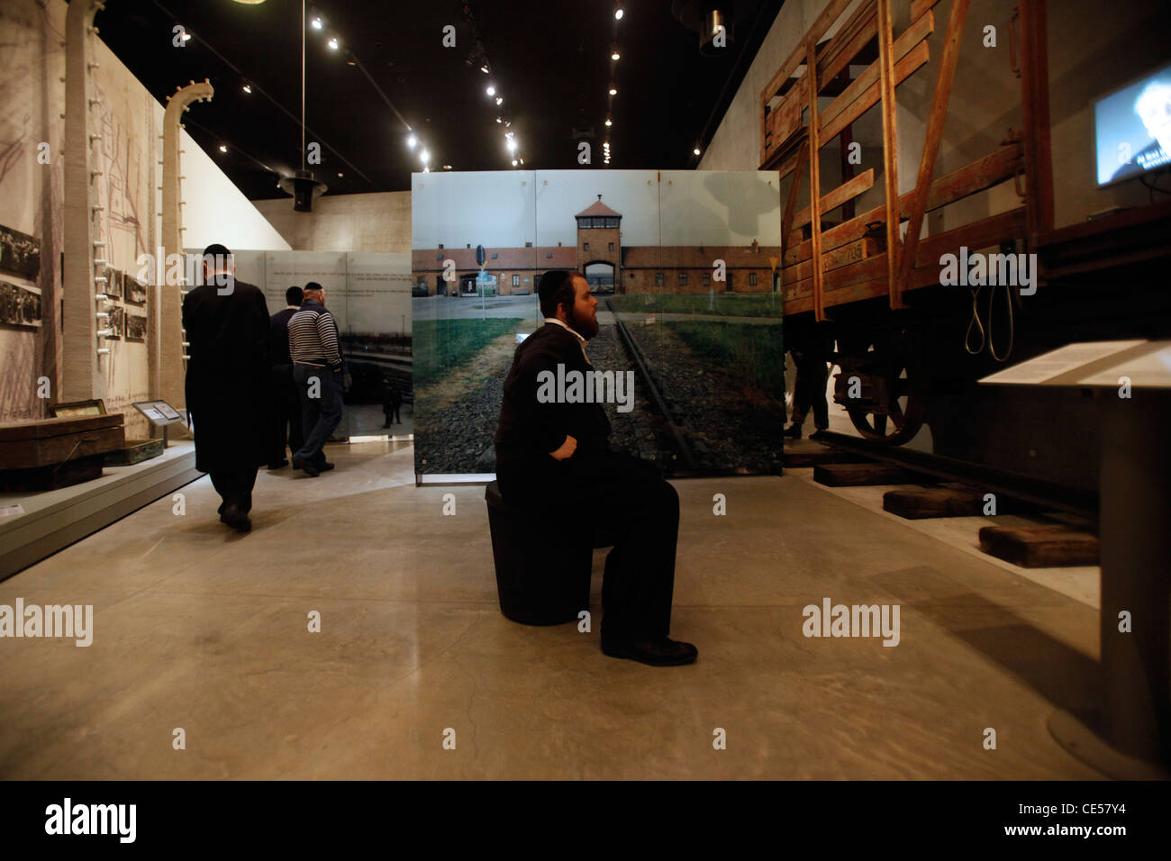 Un ebreo haredi si reca in un film d'archivio a Yad Vashem, il World Holocaust Remembrance Center, a Gerusalemme, Israele, per commemorare i 6 milioni di vittime ebree uccise dai nazisti durante la seconda guerra mondiale Foto Stock