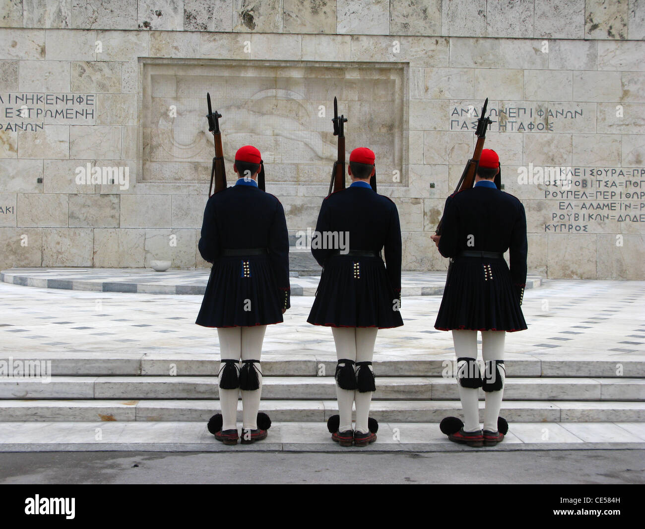 Piazza Syntagma, il parlamento greco, modifica delle protezioni (evzones) presso la tomba del loro Soldato Sconosciuto, Atene, Attica, Grecia Foto Stock