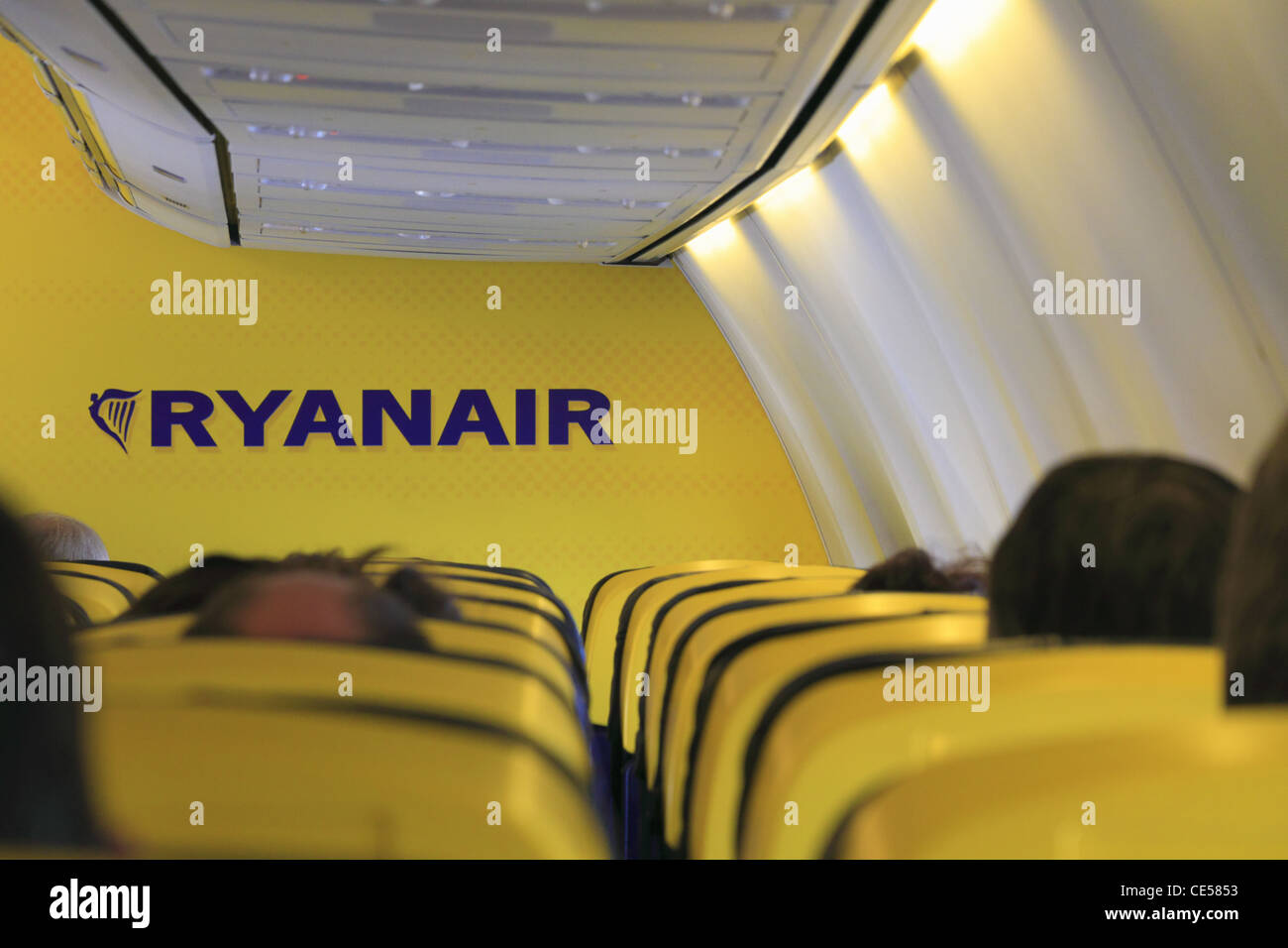 La cabina interna all'interno di un bilancio economico i voli della compagnia aerea Ryanair Boeing 737 800 aereo aereo aereo in volo. Foto Stock