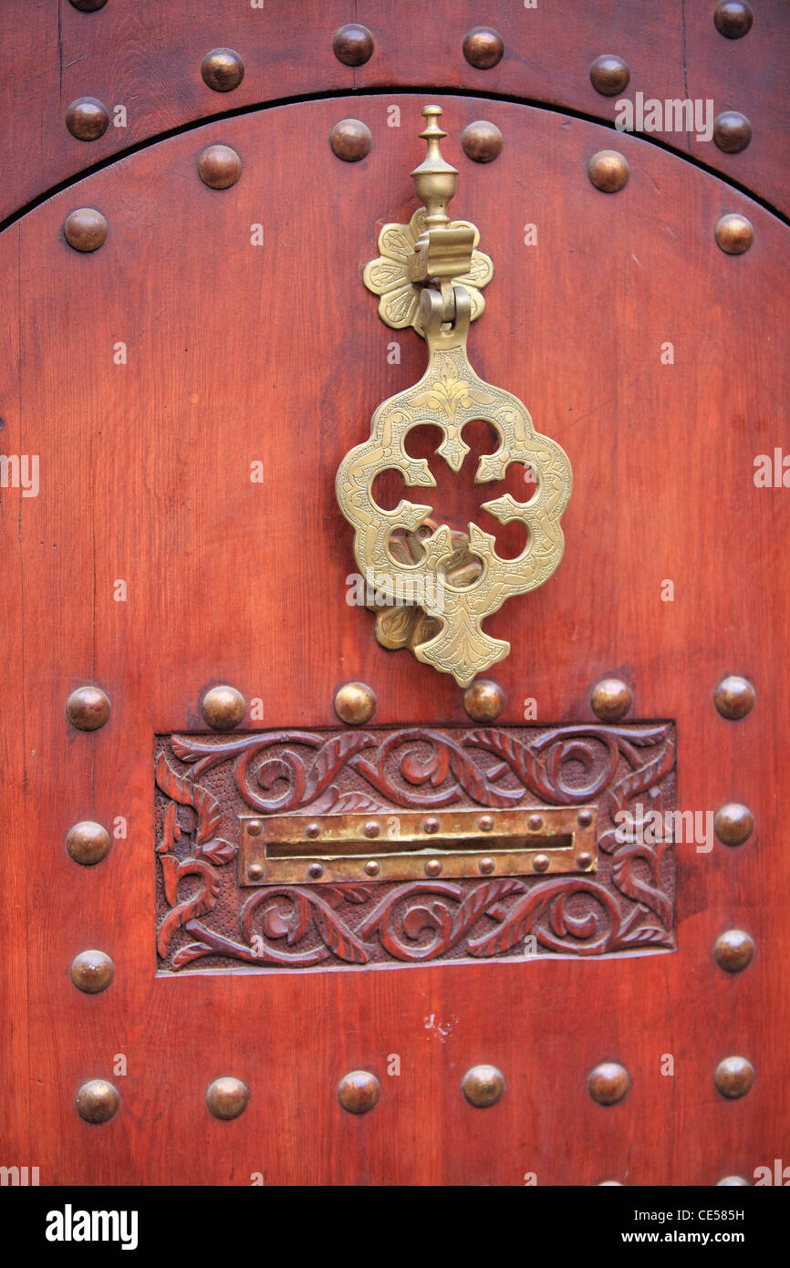 Un ornato porta in ottone respingente in Marrakech, Marocco Foto Stock