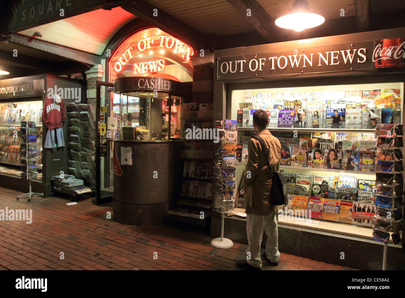 Fuori città News in Harvard Square, Cambridge, Massachusetts. La rivista e giornale di venditore è un'istituzione in città. Foto Stock