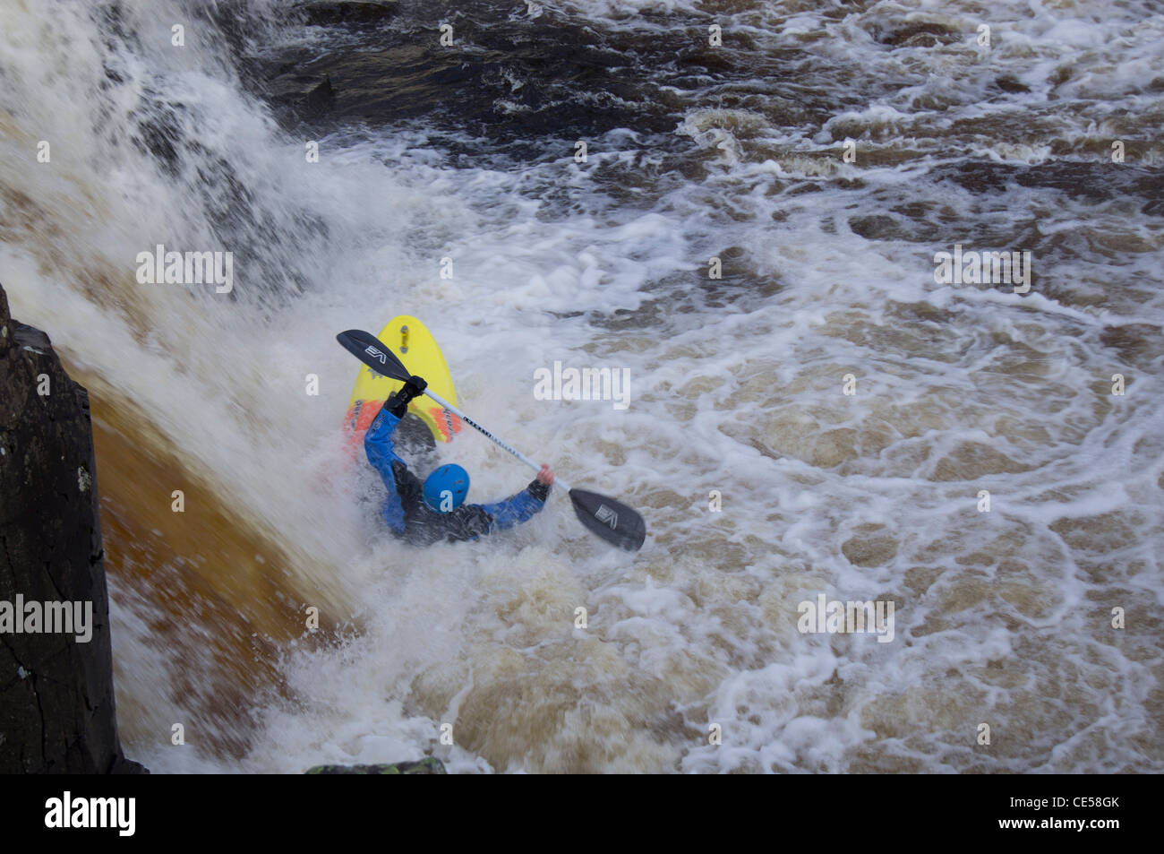 Kayaker su una cascata in Teesdale, Inghilterra Foto Stock