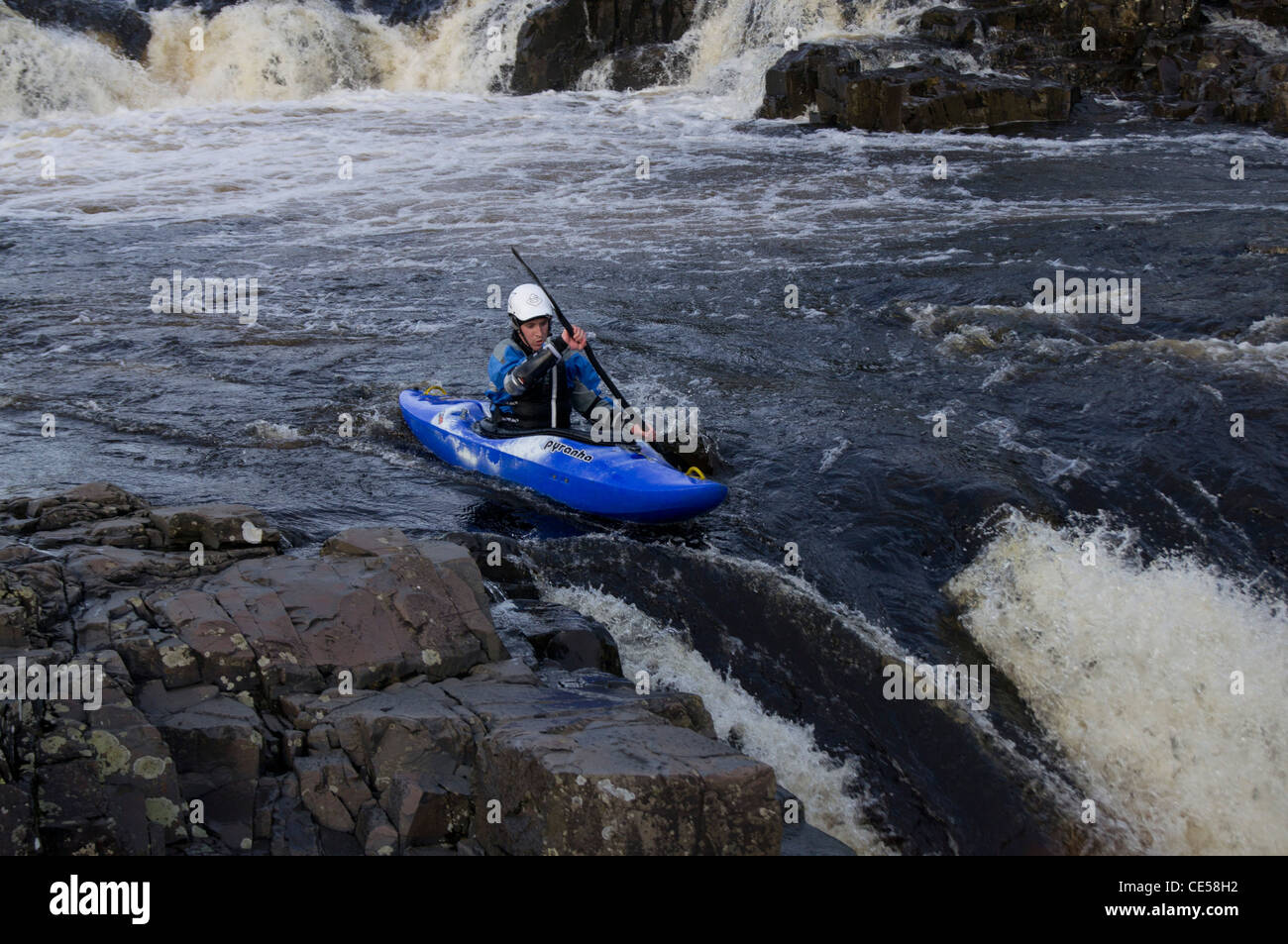 Kayaker su una cascata in Teesdale, Inghilterra Foto Stock