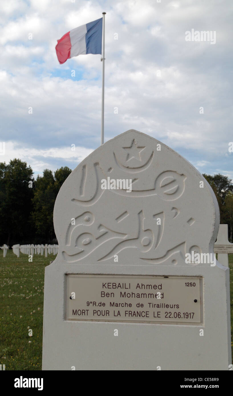 Lapide islamica in francese il Cimitero Nazionale (La Nécropole nationale), La Ferme de Suippes cimitero di Suippes, Francia. Foto Stock