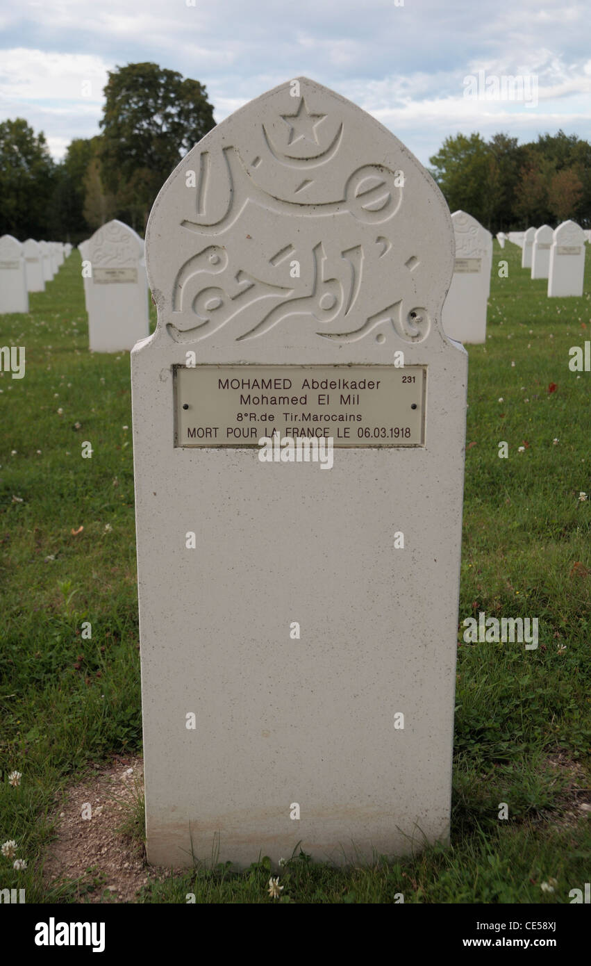 Lapide islamica in francese il Cimitero Nazionale (La Nécropole nationale), La Ferme de Suippes cimitero di Suippes, Francia. Foto Stock