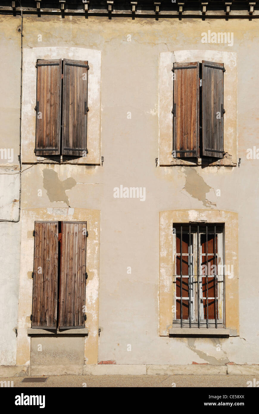 Una casa con finestre con persiane in Apt, Vaucluse Provence, Francia. Foto Stock