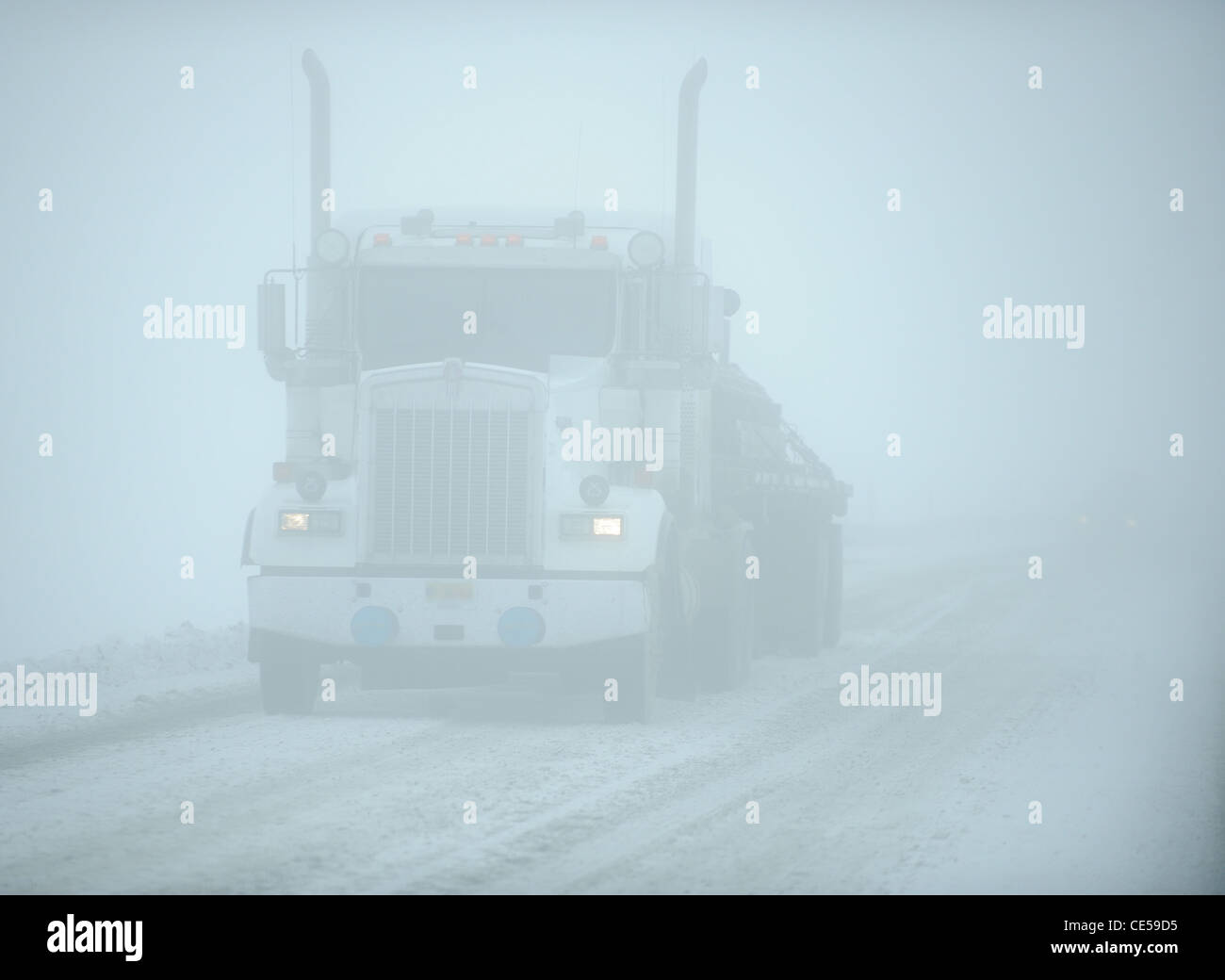 White diciotto wheeler carrello in snow blizzard, Alaska, USA Foto Stock