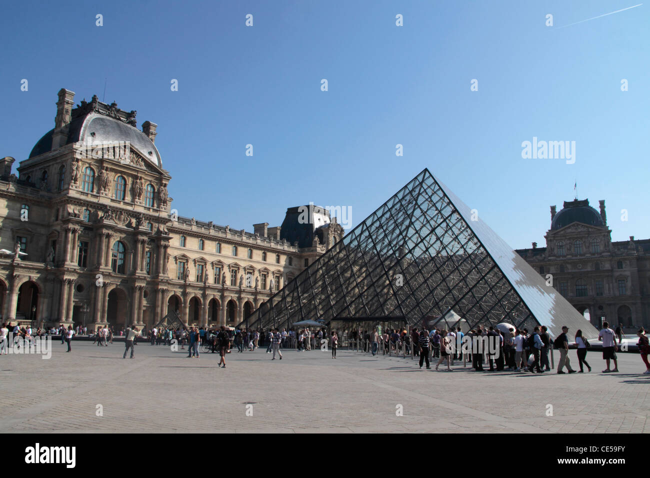 Il museo del Louvre, l'Ala Richelieu e piramide, Parigi, Francia Foto Stock