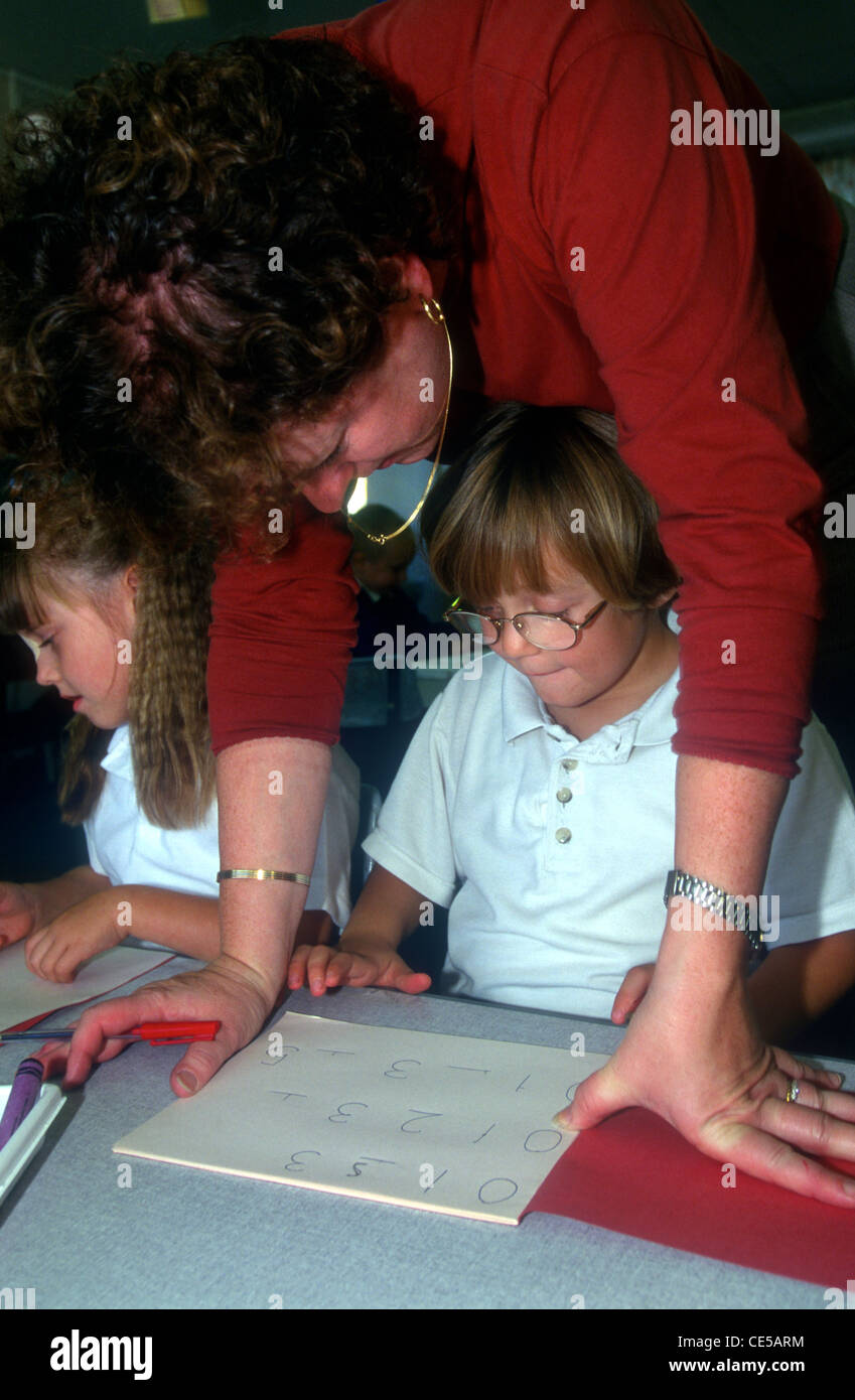 Insegnante assistere nella scuola materna di classe, Highfield scuola primaria, Hillingdon, Middlesex, Regno Unito. Foto Stock