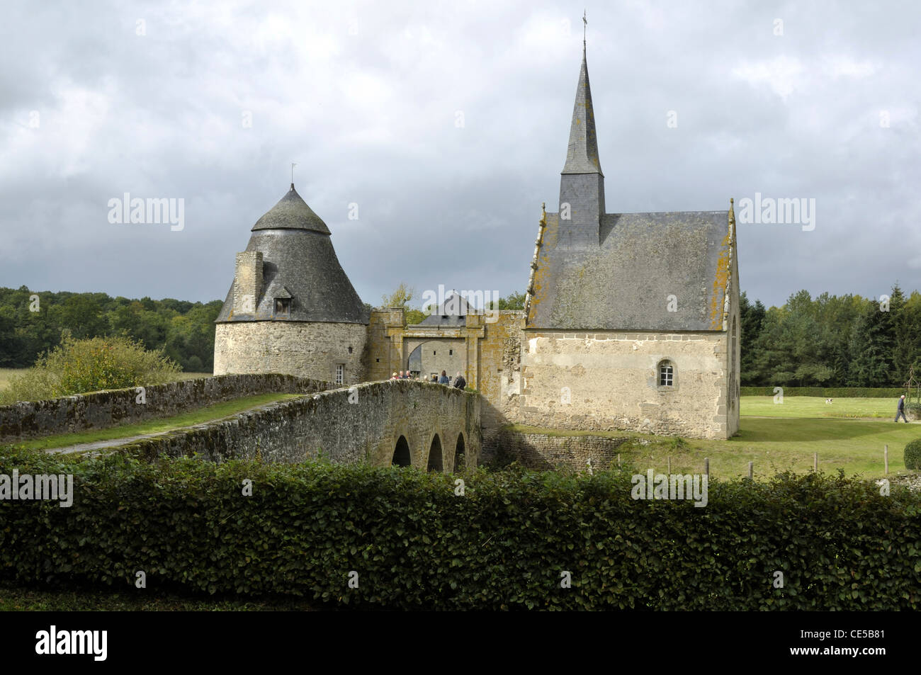 Il ponte medievale e la torre, cappella, ingresso al castello di Bourgon (XIII, XV), Montourtier, dipartimento Mayenne, Paese della Loira, in Francia, in Europa. Foto Stock