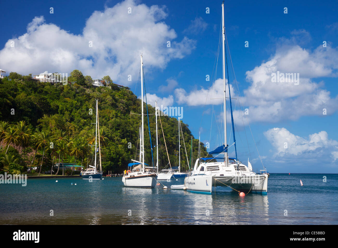 Barche a vela nel piccolo porto di Marigot Bay sulla costa ovest di Santa Lucia, West Indies Foto Stock