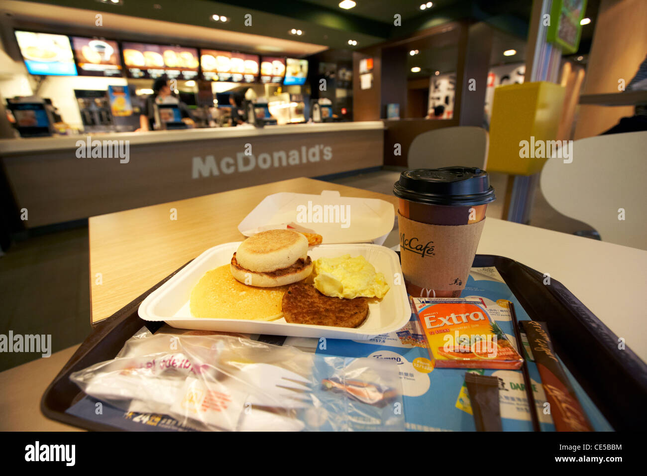 Mcdonalds asian grande colazione pancake salsiccia uovo mcmuffin hash brown hong kong RAS di Hong kong cina asia Foto Stock