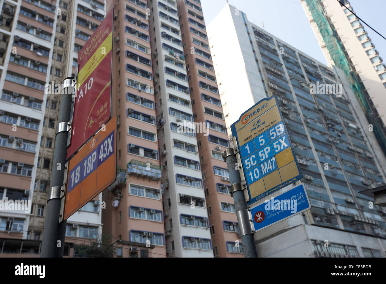 Enti locali e la navetta aeroportuale ferma di fronte a edifici appartamento hong kong RAS di Hong kong cina asia Foto Stock