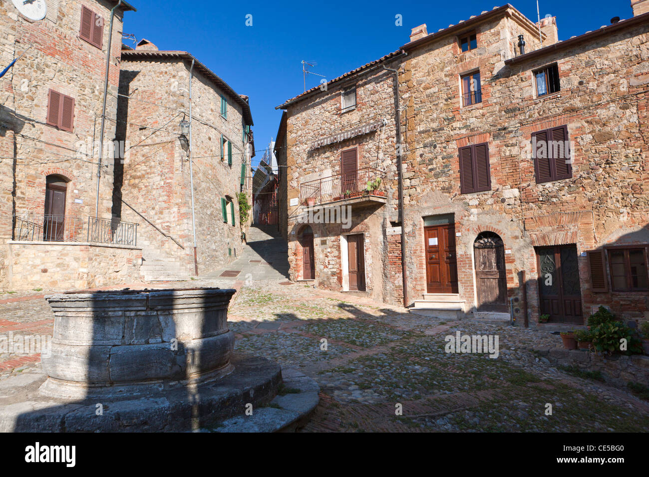 Il centro della cittadina di Castiglione d'Orcia, Val d'Orcia, in provincia di Siena, Toscana, Italia, Europa Foto Stock