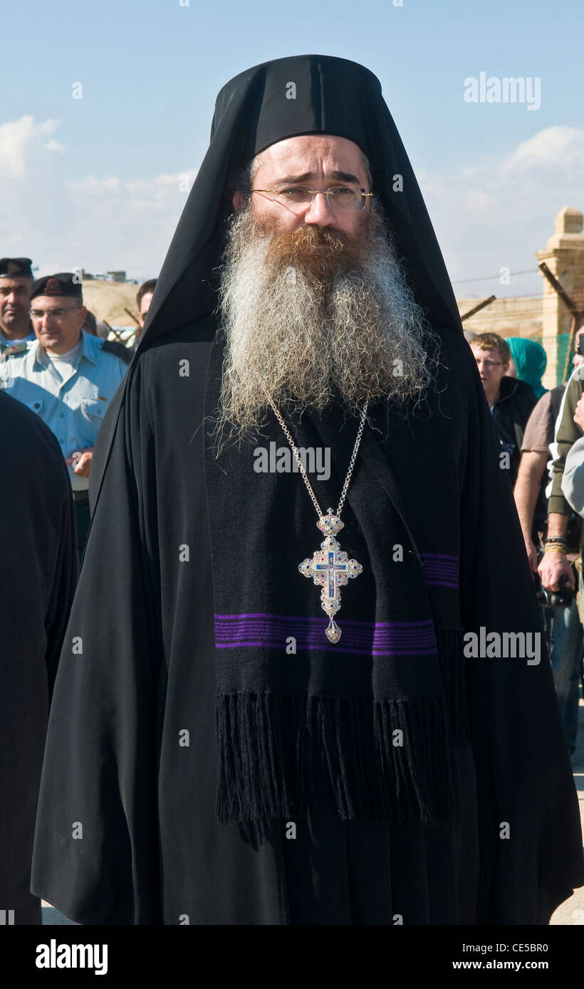 Il vescovo greco ortodosso partecipa al battezzare rituale durante l'Epifania a Qaser el yahud , Israele nel gennaio 18 2012 Foto Stock