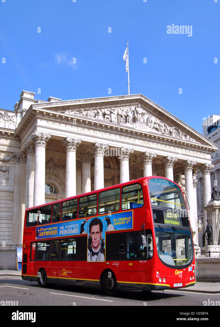 Red double-decker bus passando il Royal Exchange di Londra, Inghilterra, su una soleggiata Domenica d'estate. Foto Stock