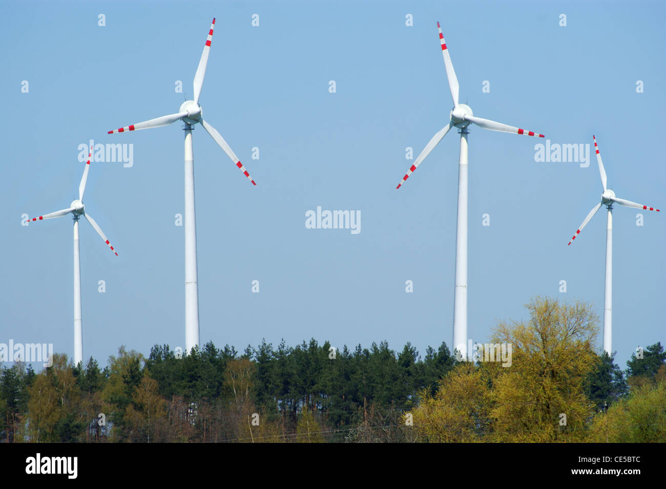 Wind turbines farm su un cielo blu chiaro. Fonte di energia alternativa. Foto Stock
