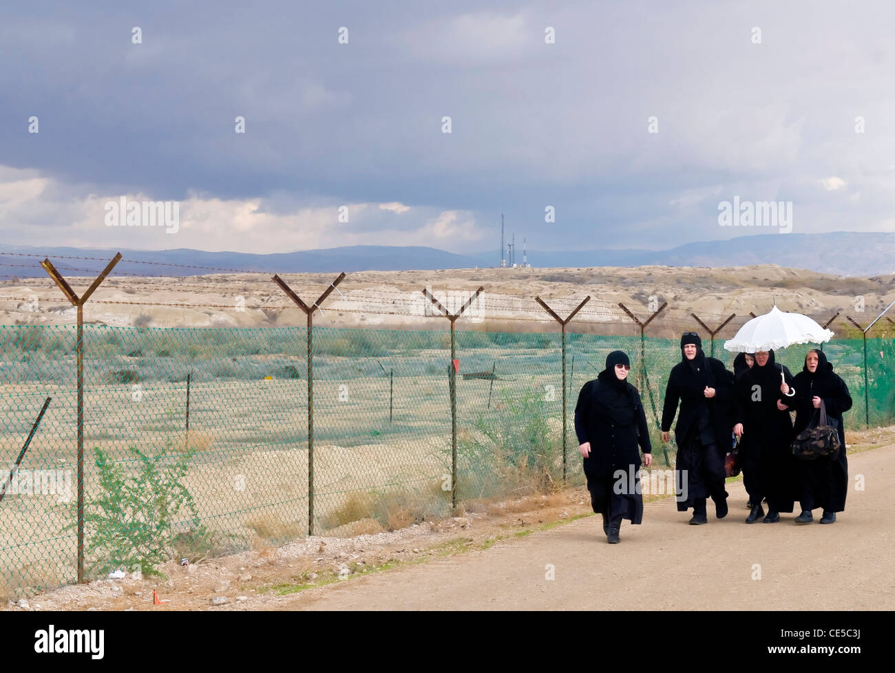 Le monache non identificato partecipa al battezzare rituale durante l'Epifania a Qaser el yahud , Israele Foto Stock