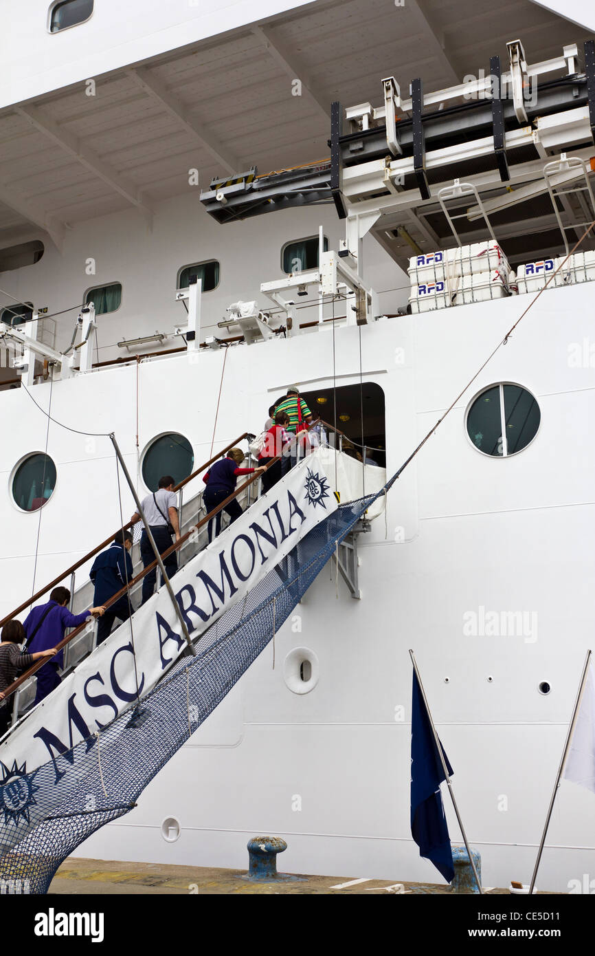 Passengers boarding msc armonia cruise immagini e fotografie stock ad alta  risoluzione - Alamy