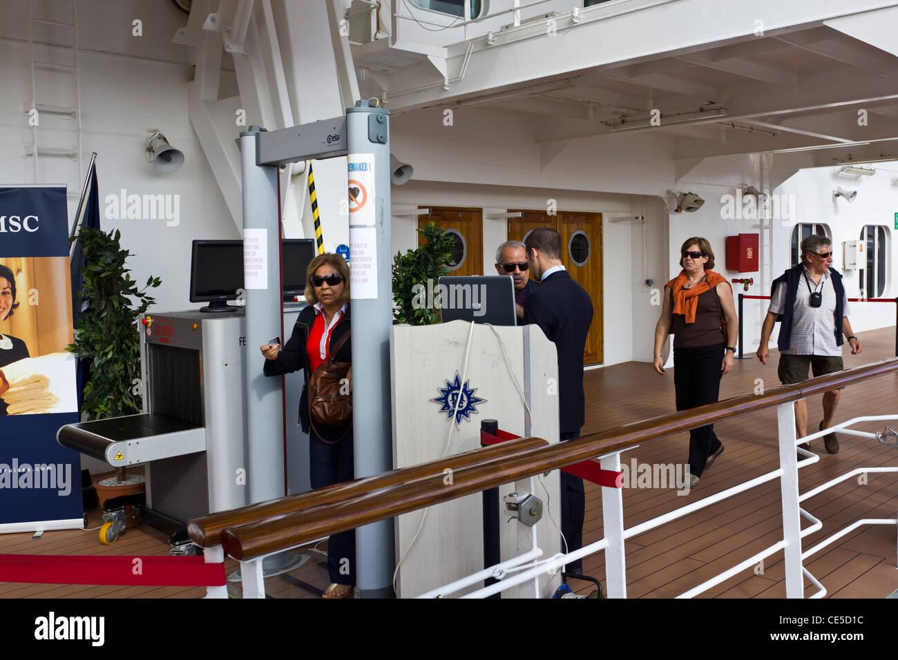 Passeggeri in transito attraverso i controlli di sicurezza a bordo di MSC Armonia la nave di crociera. Foto Stock