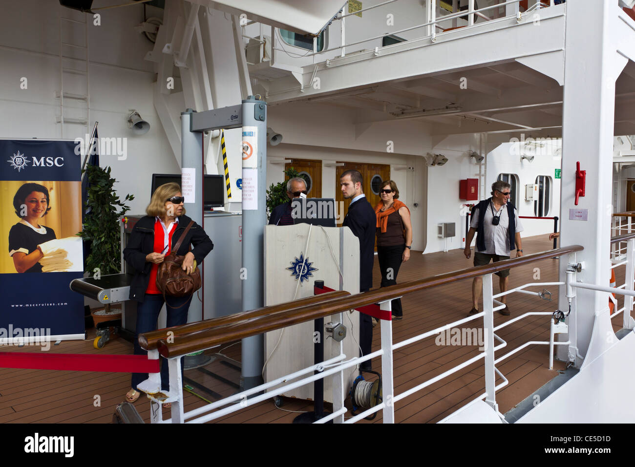 La sicurezza dei passeggeri di screening di imbarco sulla nave da crociera  MSC Armonia Foto stock - Alamy