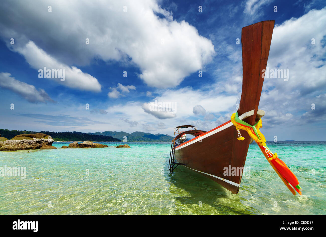 Barca dalla coda lunga, spiaggia tropicale, sul Mare delle Andamane, Thailandia Foto Stock