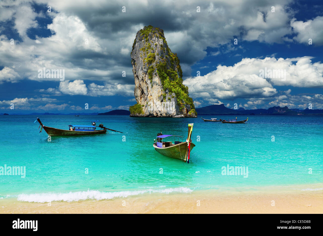 Long Tail barche, spiaggia tropicale, sul Mare delle Andamane, Thailandia Foto Stock