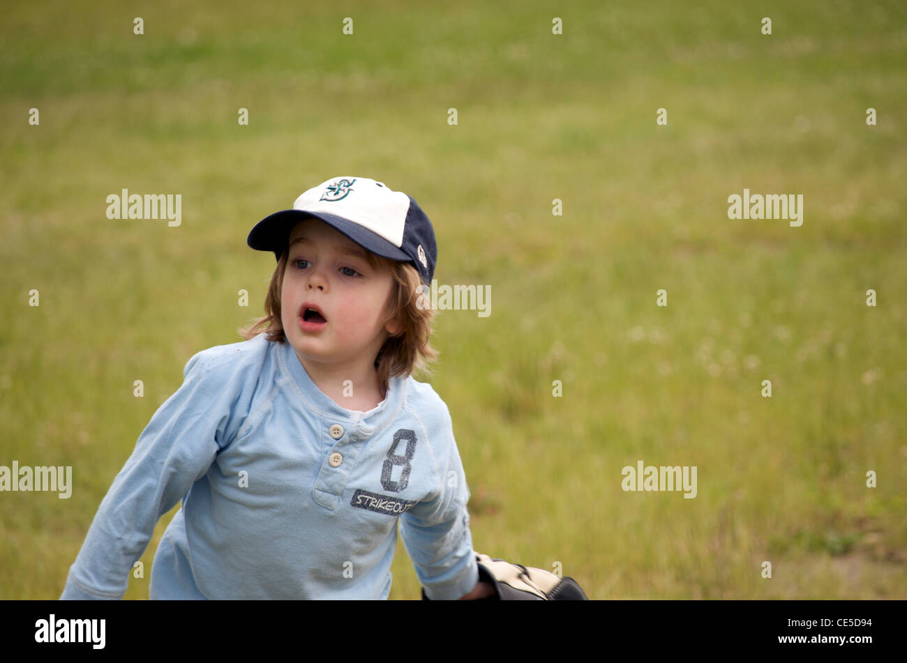 Ragazzo Gioca partita di baseball nel campo Foto Stock