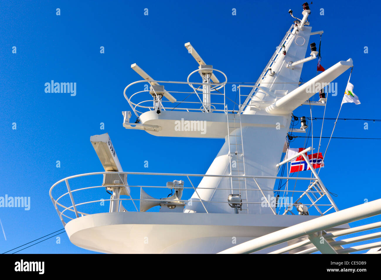 Montante di radar di una nave Foto stock - Alamy
