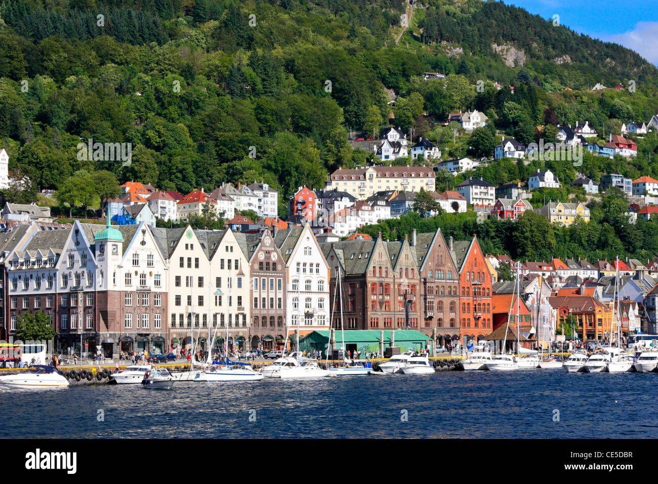 Marina Quay e vecchie case commerciali nel porto di Bergen, Norvegia Foto Stock