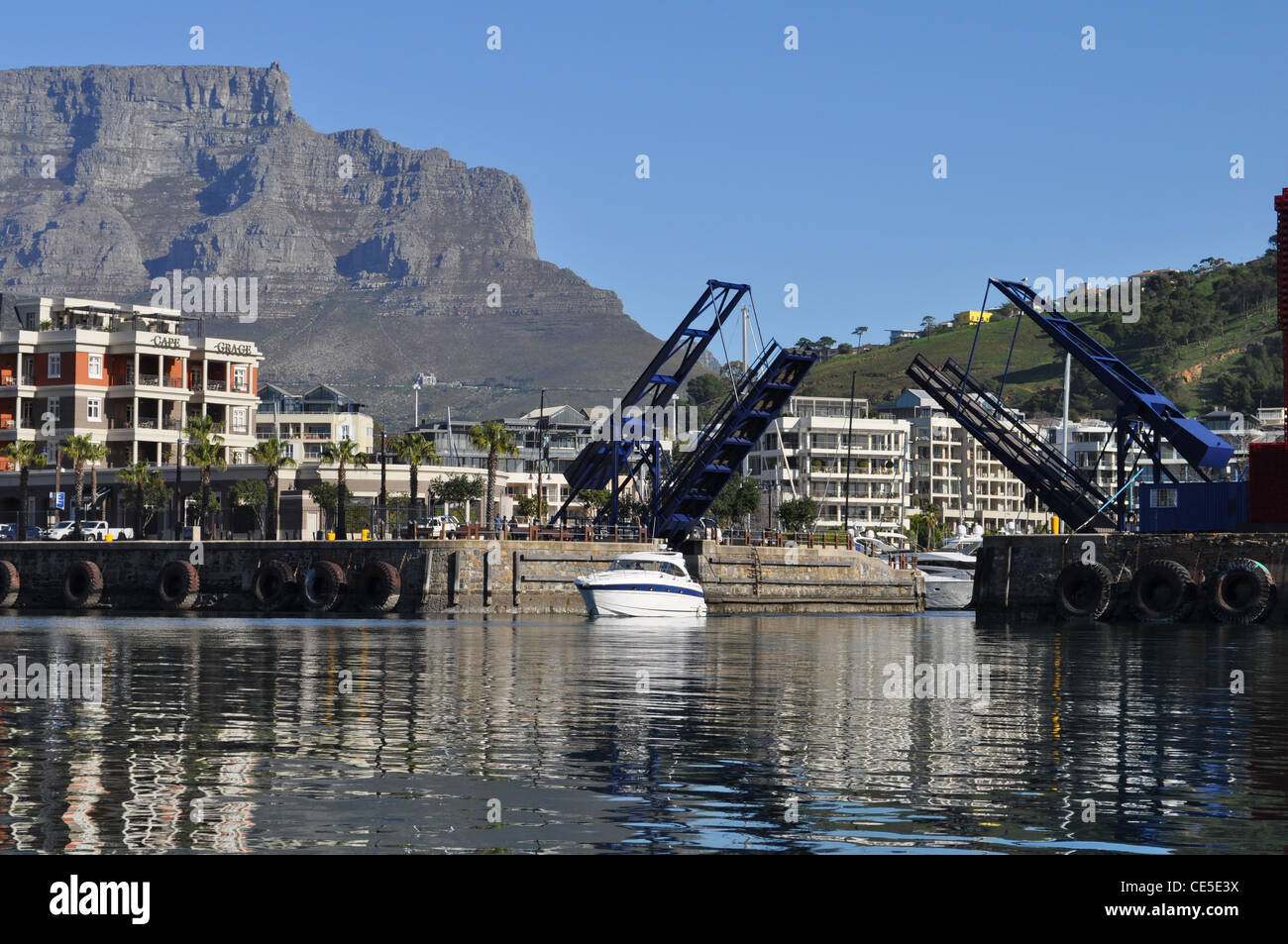 Barca lasciando marina, cape town, Western Cape, Sud Africa Foto Stock