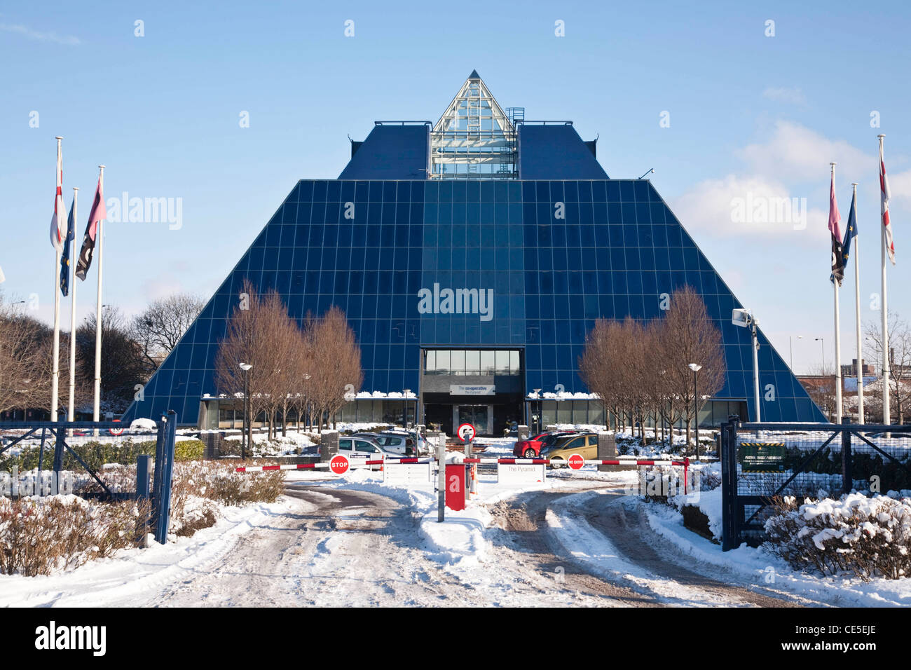 Stockport di co-piramide operativa nella neve in una giornata di sole Foto Stock