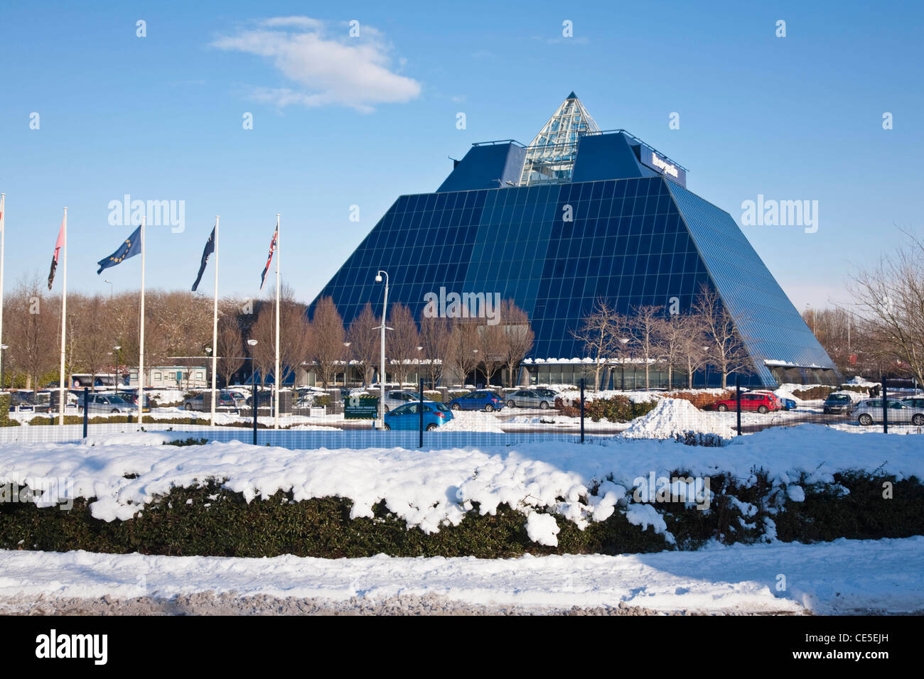 Stockport di co-piramide operativa nella neve in una giornata di sole Foto Stock