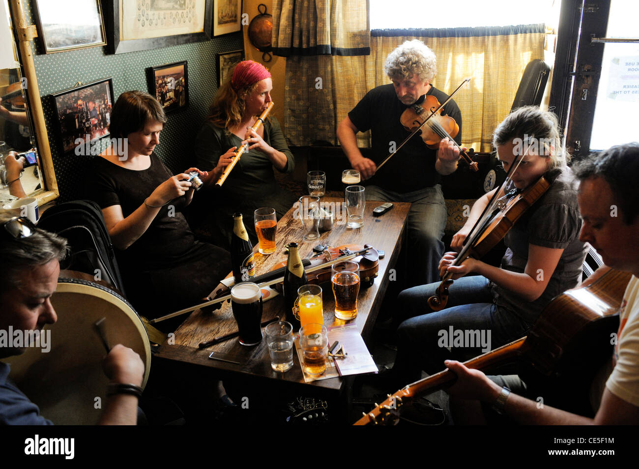 Sessione in Nancy's Bar di Ardara in Donegal, Irlanda Foto Stock