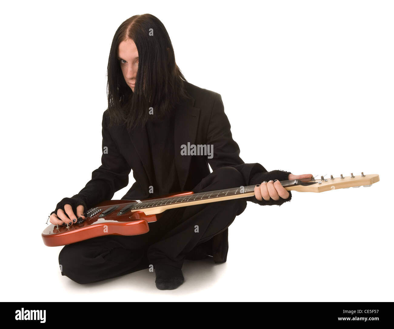 Gotico giovane uomo seduto con la chitarra Foto Stock