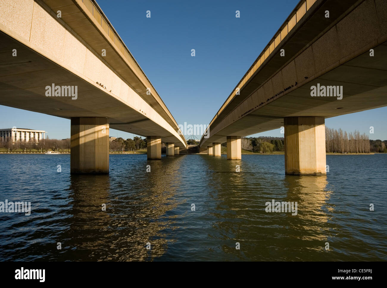 Twin ponti sul Lago Burley Griffin, Canberra, Australian Capital Territory, Australia Foto Stock