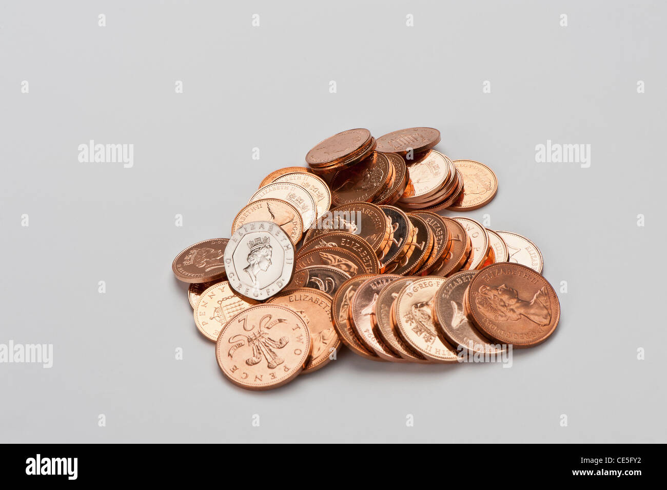 Inglese monete di rame con un 20p moneta d'argento Foto stock - Alamy