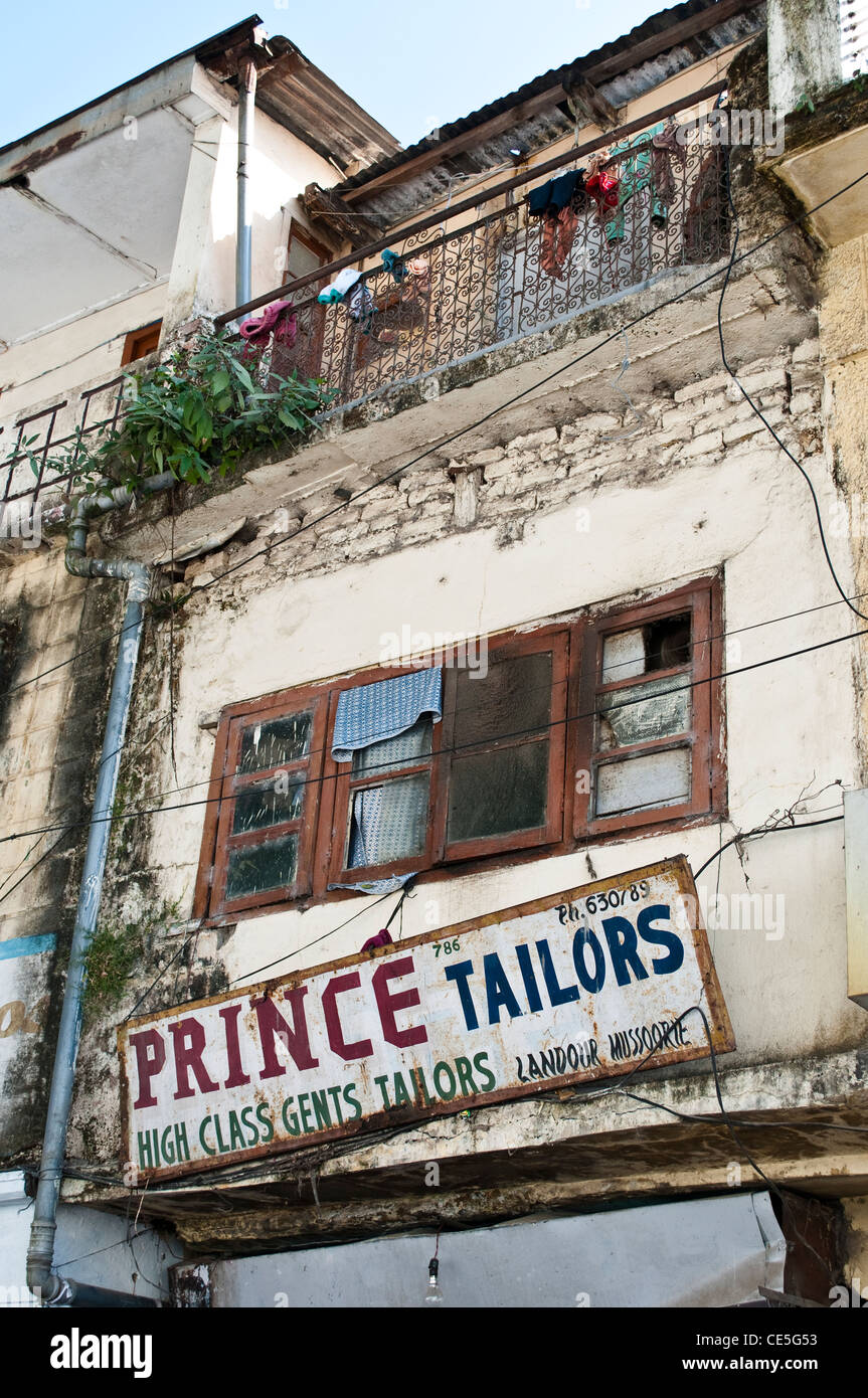 Il principe dei sarti segno su una casa diroccata, Landour, Mussoorie, Uttarakhand, India Foto Stock