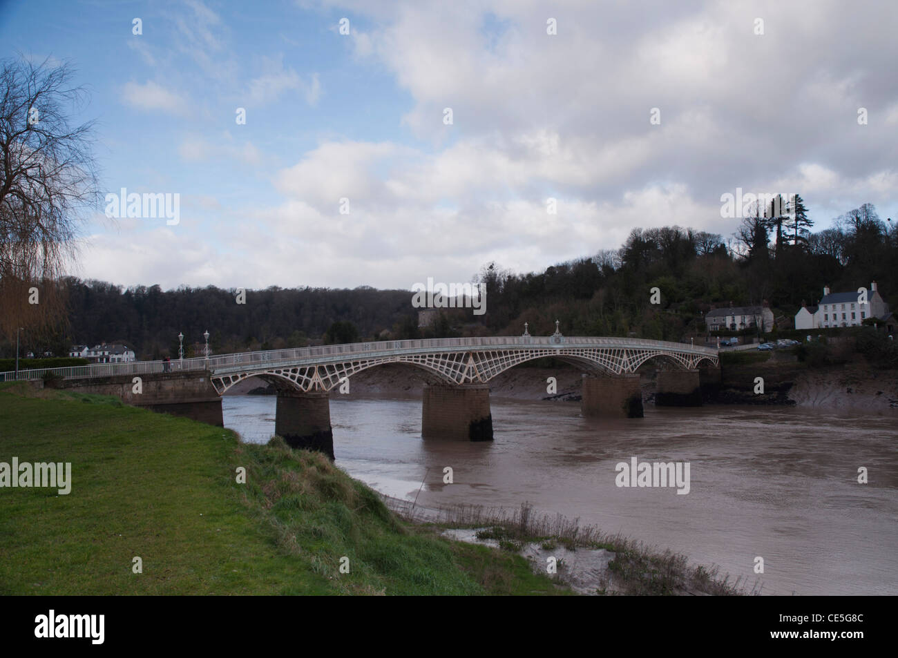 Cast vecchio ponte di ferro sul fiume Wye a Chepstow in giorno nuvoloso Foto Stock