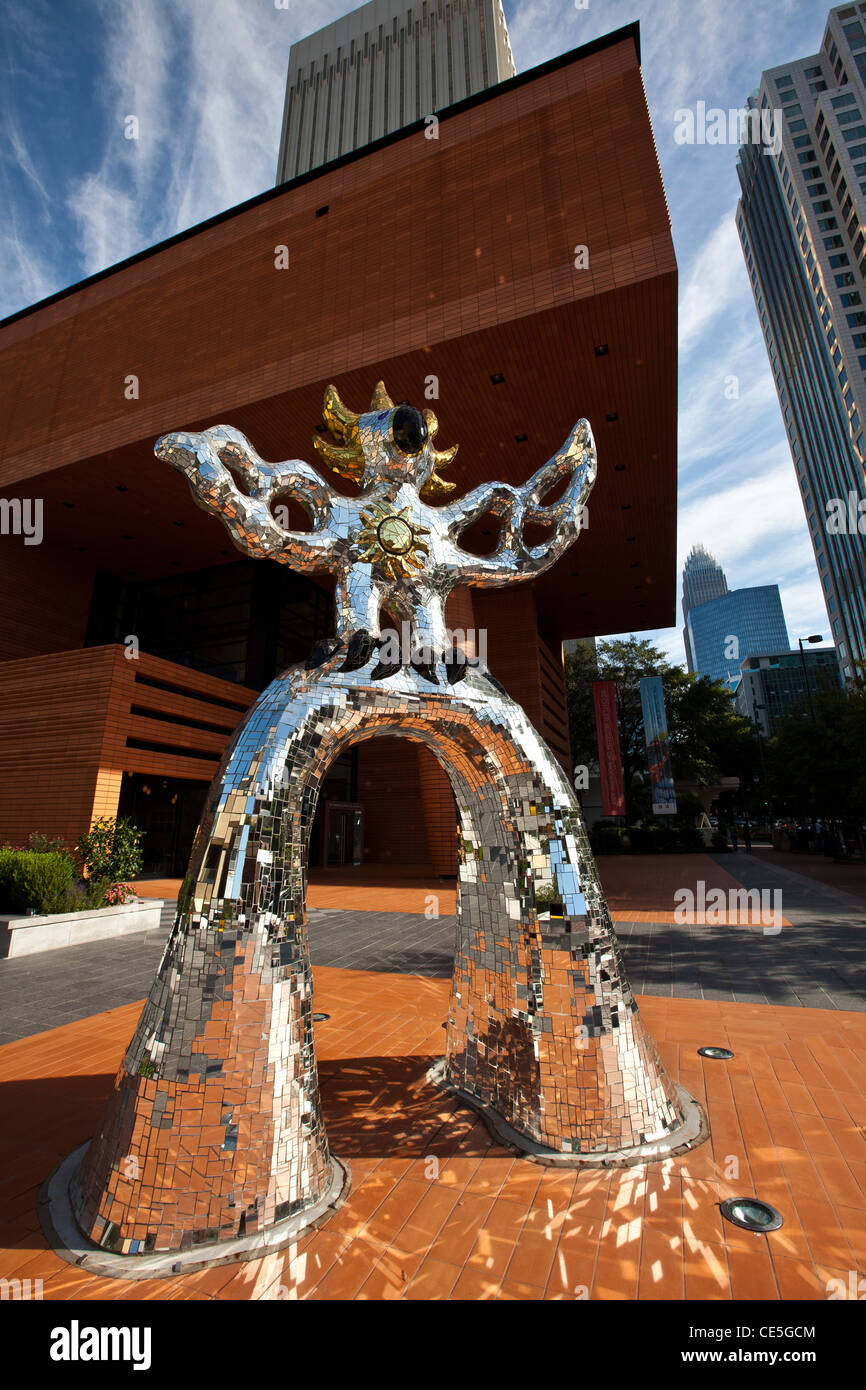 Artista Niki de Saint Phalle il Firebird scultura davanti al Bechtler Museo di Arte Moderna di Charlotte, NC. Foto Stock