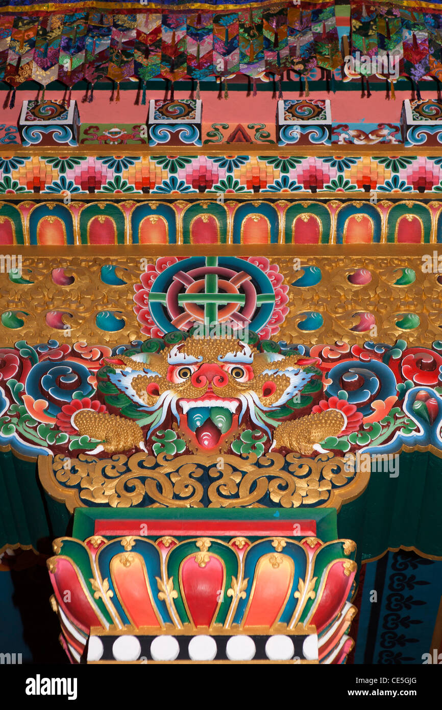 India, Arunachal Pradesh, Tawang, Khinmey Monastero Nyingma, sala da preghiera e colorati di neve leone decorazione Foto Stock