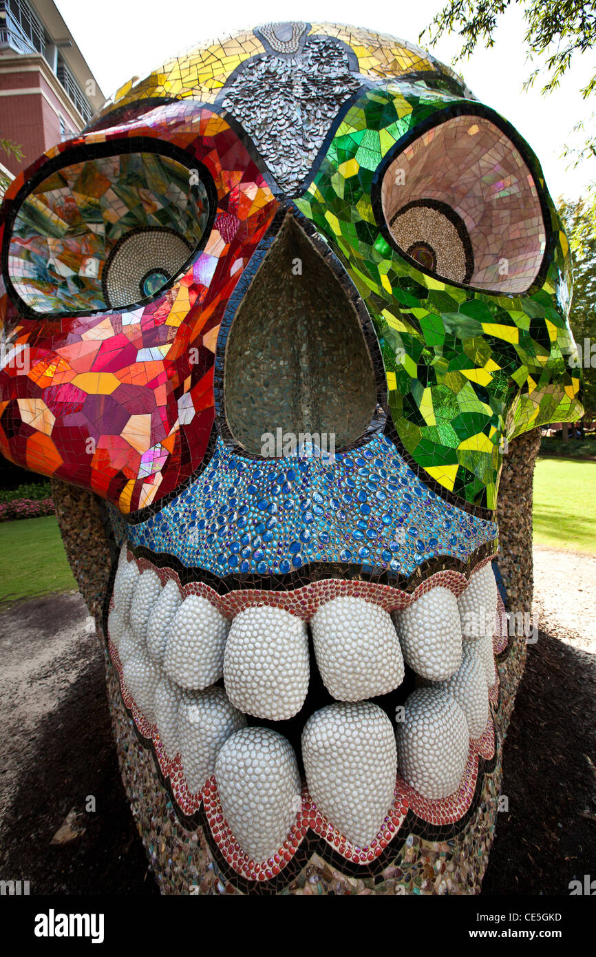 Artista Niki de Saint Phalle mitologia creazione La Cabeza ispirata dal Messico è il giorno dei morti sul verde a Charlotte, NC. Foto Stock