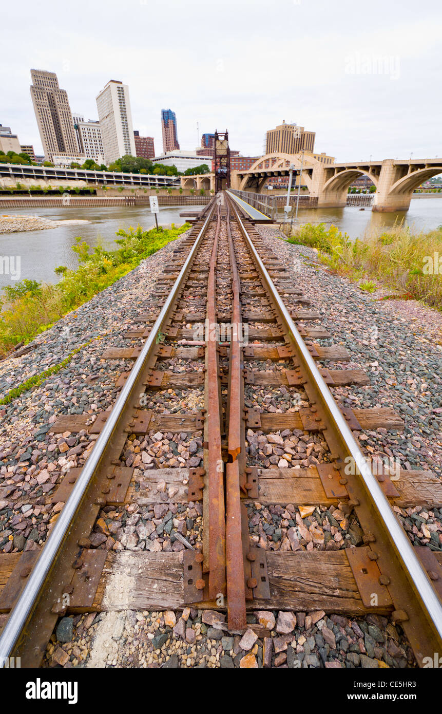 I binari della ferrovia che conduce nella parte industriale di Saint Paul Minnesota Foto Stock