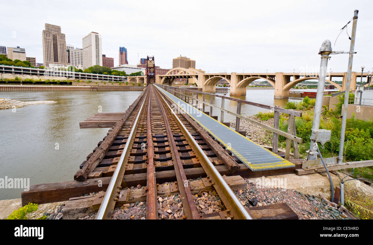 I binari della ferrovia che conduce nella parte industriale di Saint Paul Minnesota Foto Stock