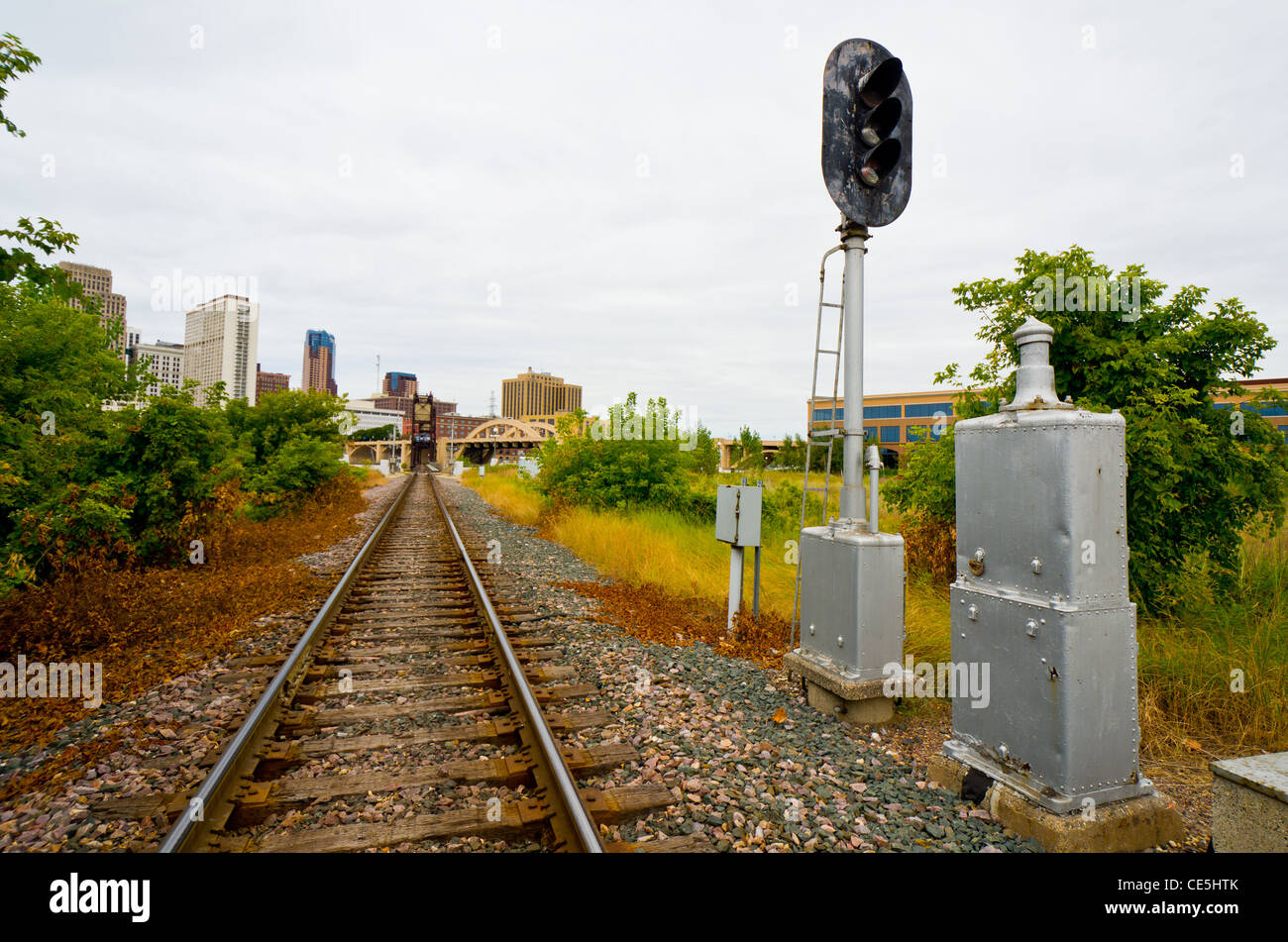 I binari della ferrovia che conduce nella parte industriale di Saint Paul Minnesota Foto Stock