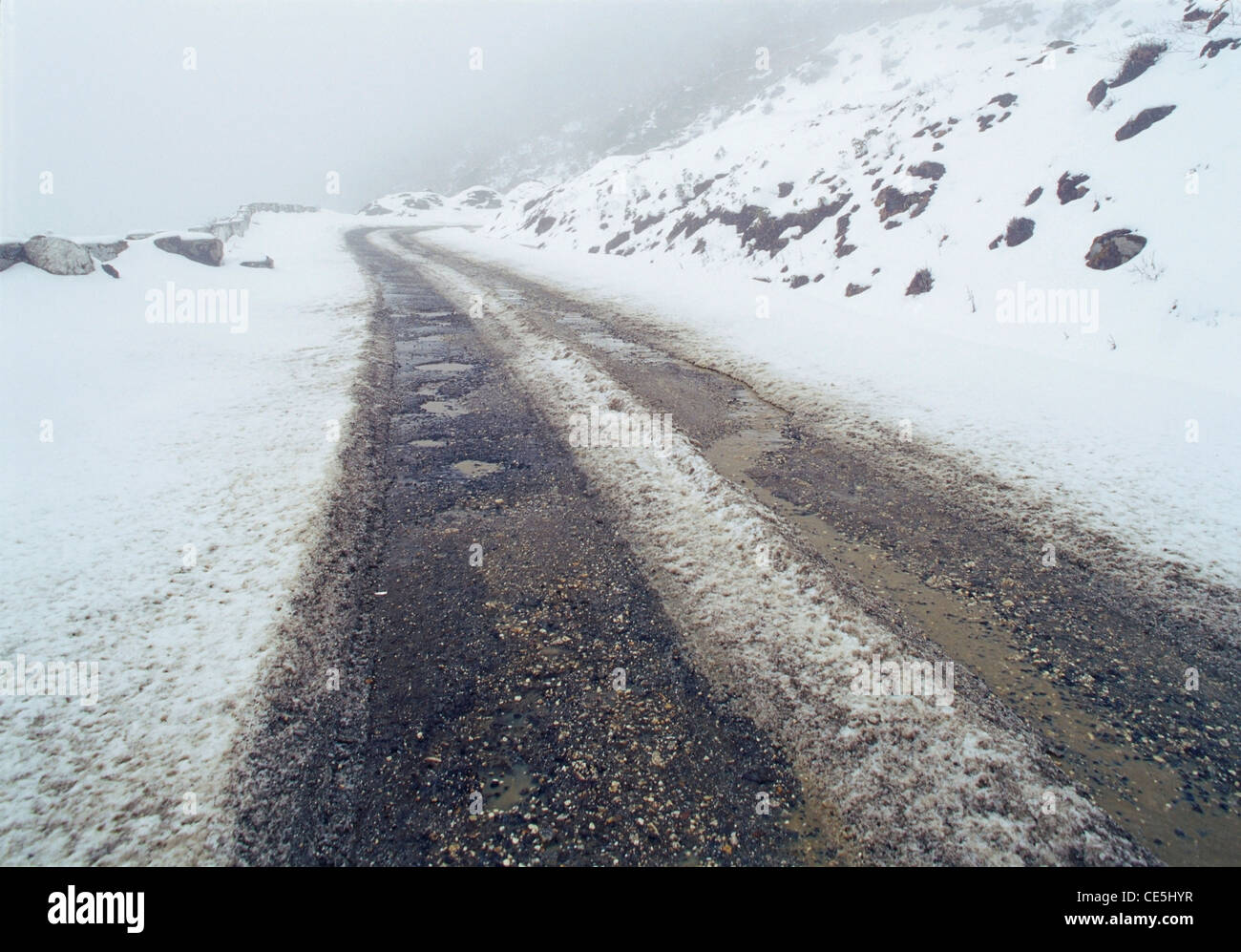 Strada a Sela passano in inverno ; Arunachal Pradesh ; India Foto Stock
