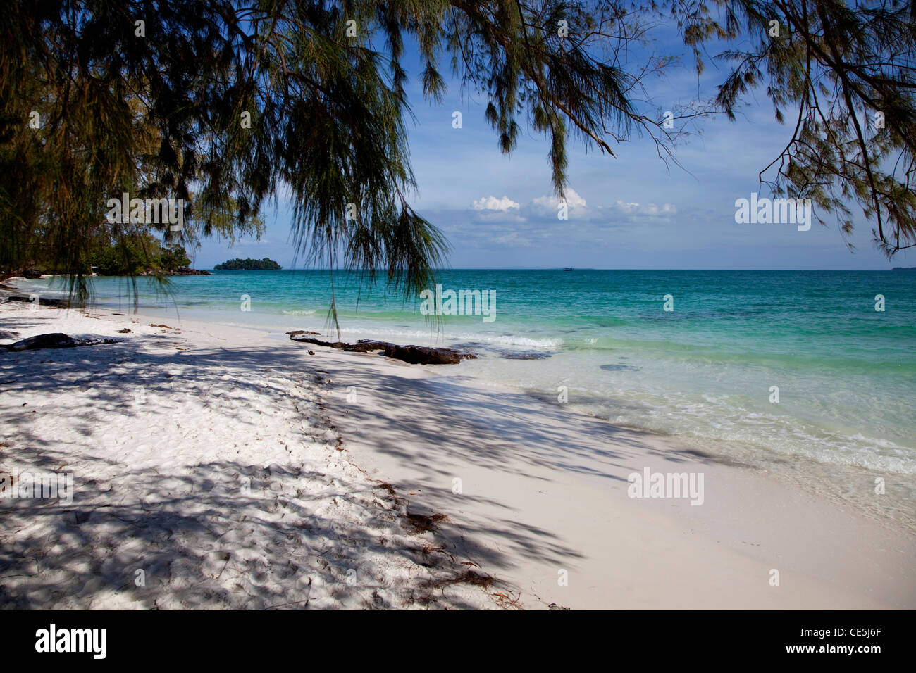 Tropical spiaggia di sabbia bianca e mare con acque turchesi, Koh Rong, Sihanoukville, Golfo di Thailandia, Cambogia, Asia Foto Stock