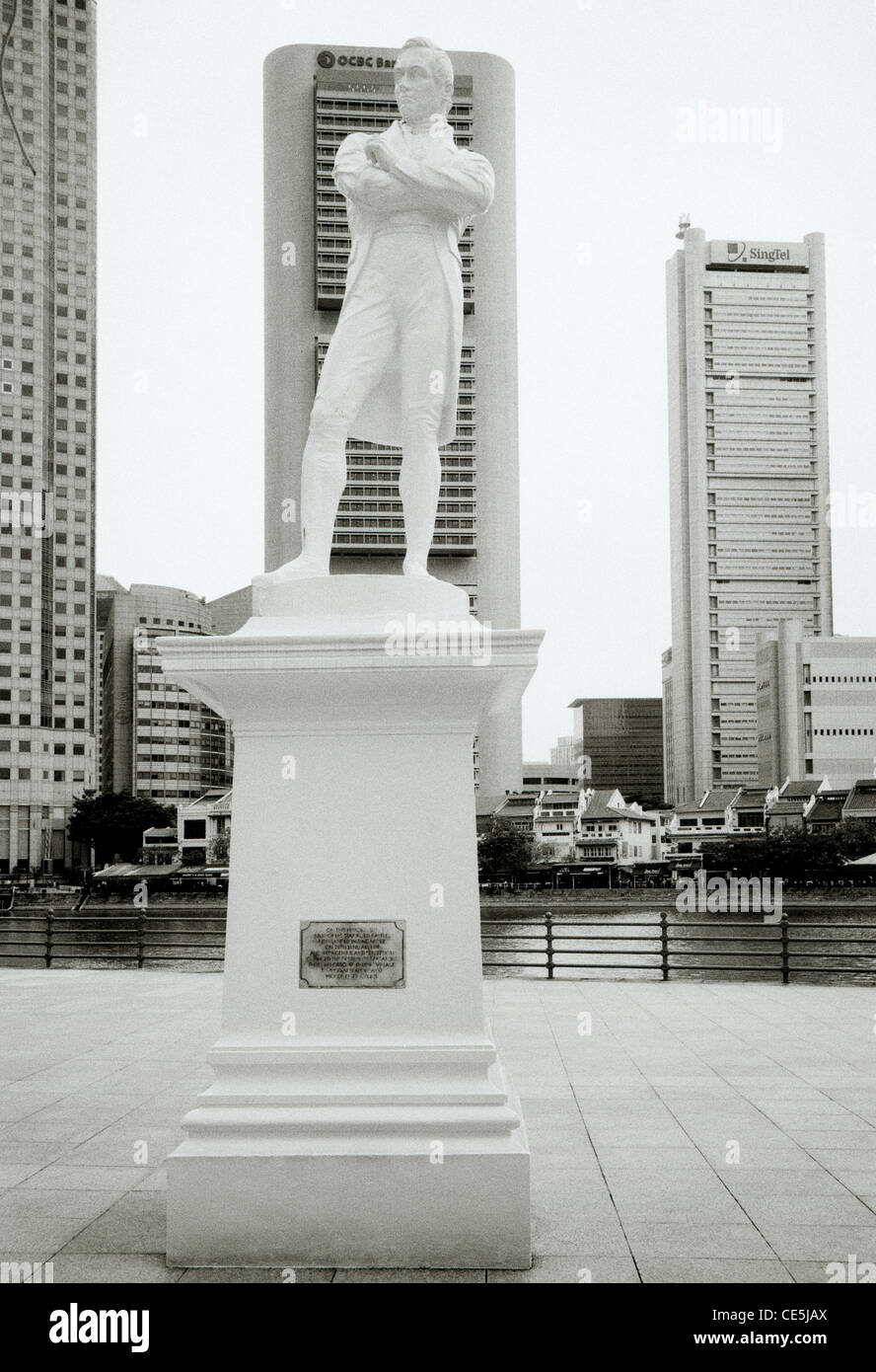 Coloniale britannici Sir Stamford Raffles statua nel quartiere centrale degli affari di Singapore in Estremo Oriente Asia sud-orientale. Storia dell'arte storico viaggio Foto Stock