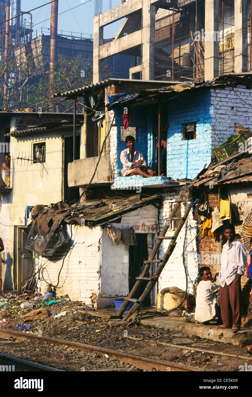 Case di baraccopoli vicino linea ferroviaria ; Bombay ; Mumbai Maharashtra ; India ; asia Foto Stock