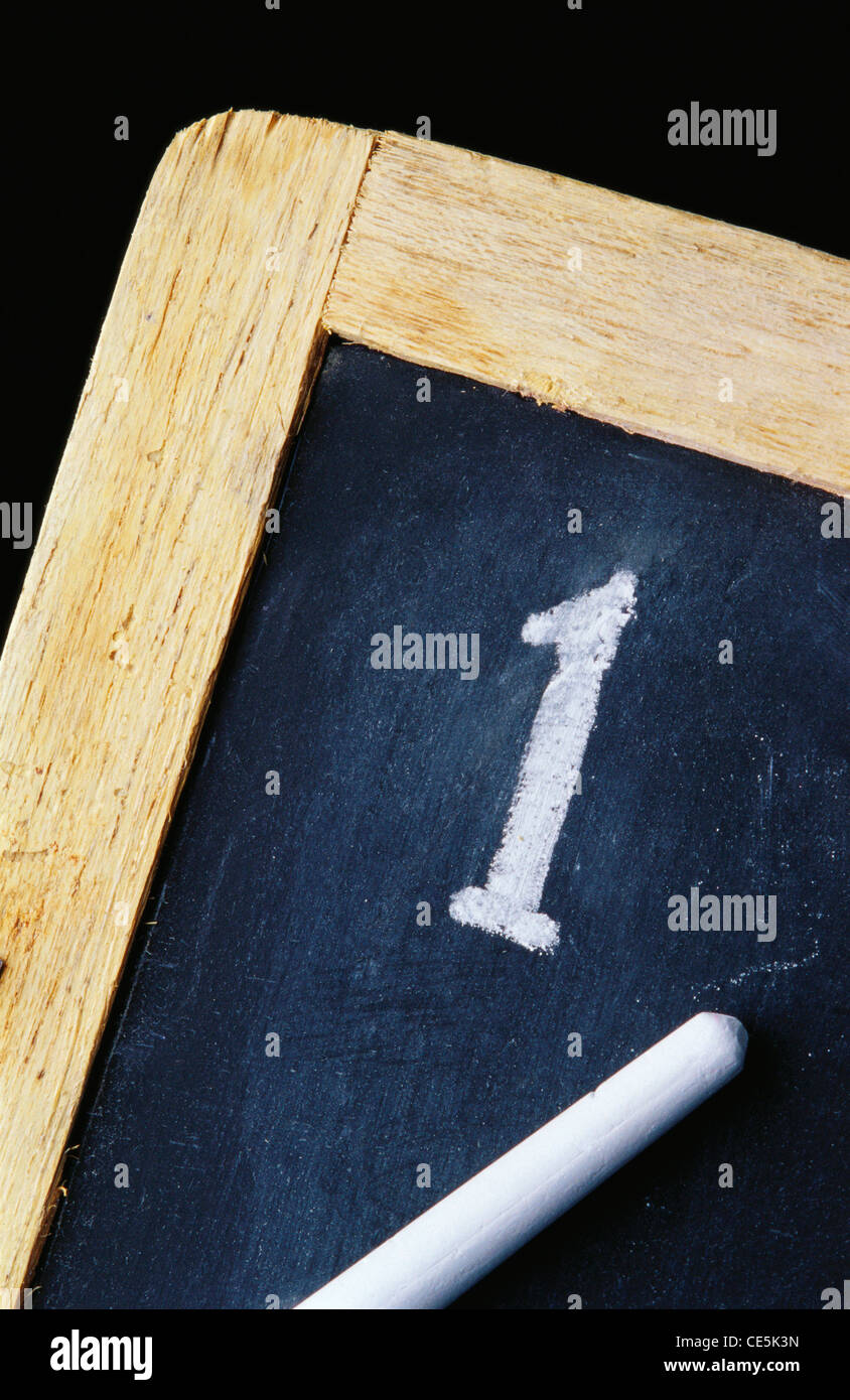 Il numero uno scritto su ardesia con Chalk Foto Stock